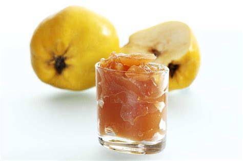 frische Quitten und Marmelade im Glas, attraktiv präsentiert