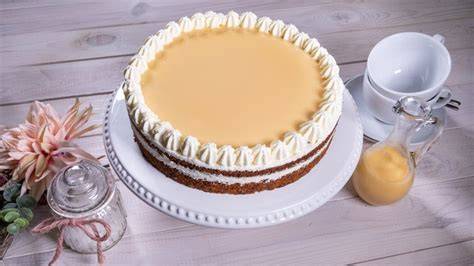 frische Schmidt Torte auf Kaffeetafel
