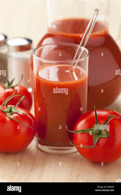 frische Tomaten und ein Glas Tomatensaft