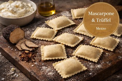 frische Trüffel und gehobelter Trüffel über Pasta