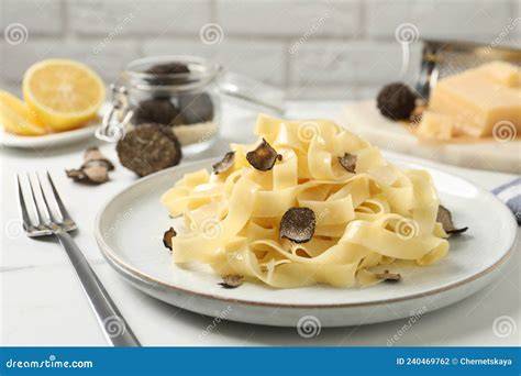 frische Trüffelscheiben auf handgemachter Pasta, closeup