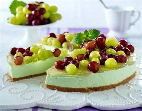 frische Weintrauben auf einer Torte