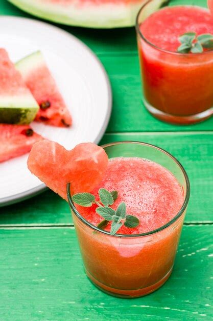 frische aufgeschnittene Wassermelone mit Gläsern Marmelade