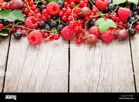 frische beeren auf holztisch