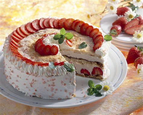 frische erdbeer-marzipan-torte, torte angeschnitten