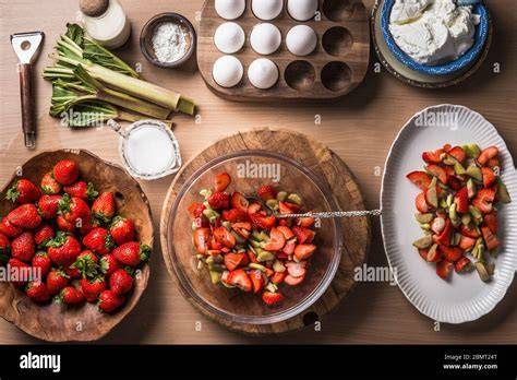 frische erdbeeren und zutaten für joghurteis
