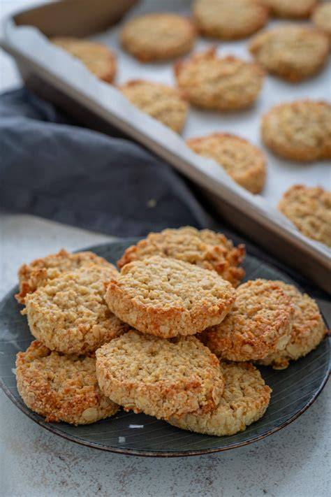 frische glutenfreie Kekse auf einer Backmatte