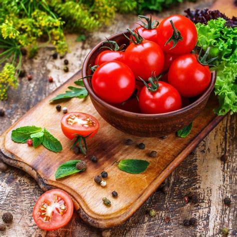 frische grüne tomaten auf schneidebrett