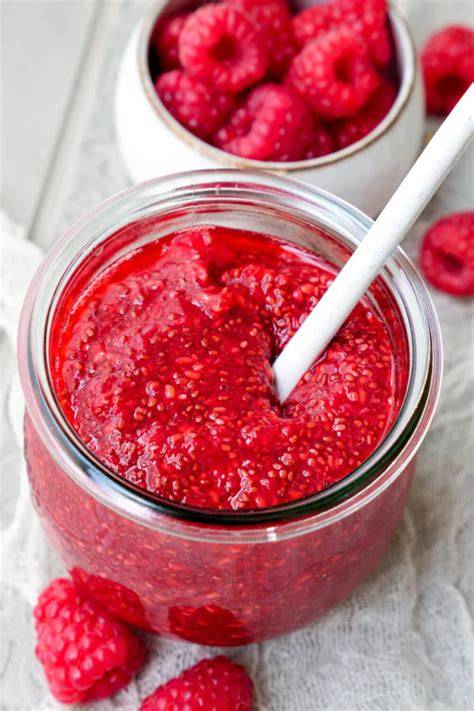 frische himbeeren und marmelade im glas