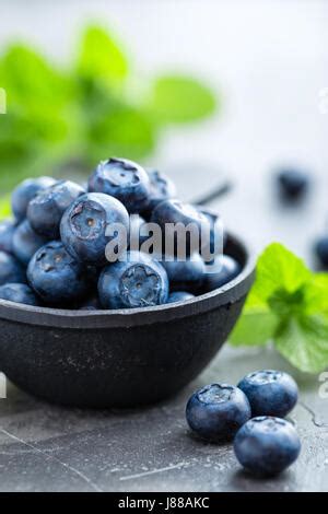 frische johannisbeeren und heidelbeeren in einer schüssel