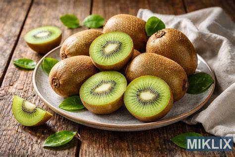frische kiwis auf holzbrett