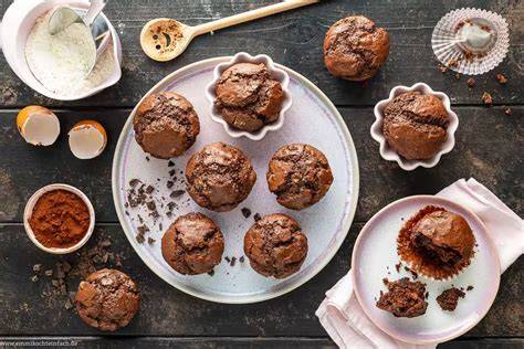 frische schokomuffins im licht
