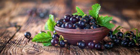 frische schwarze Johannisbeeren auf einem Holztisch, Makroaufnahme