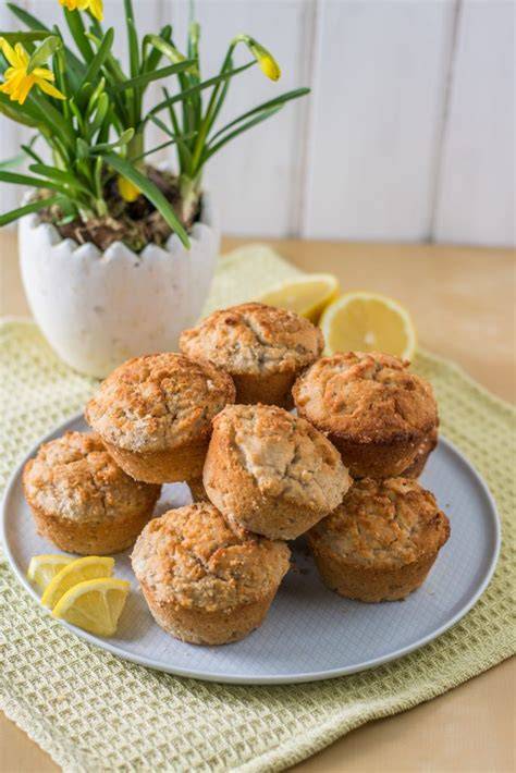 frische vegane glutenfreie Muffins auf einem Holztisch