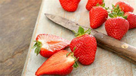 frische-erbeeren-auf-holzbrett
