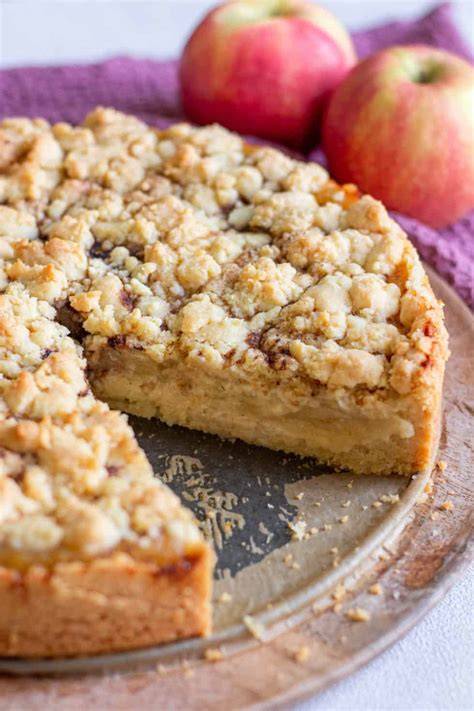 frischer Apfelkuchen mit Vanillestreuseln und Apfelmus
