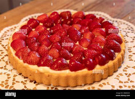 frischer Erdbeerkuchen auf Puddingboden, Nahaufnahme mit glänzenden Beeren