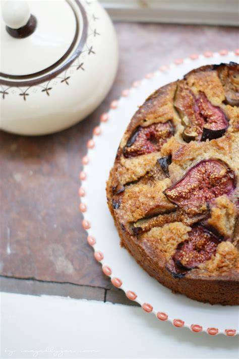 frischer Feigenkuchen in Backform