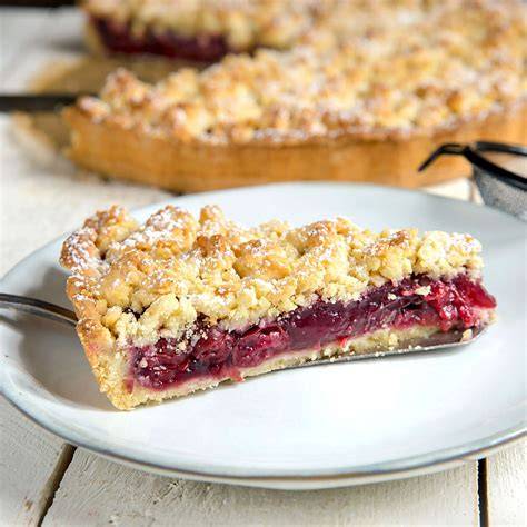 frischer Kirsch Streuselkuchen auf Blech und in Springform
