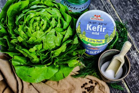 frischer Kopfsalat und Zutaten für das Milch-Zucker-Dressing
