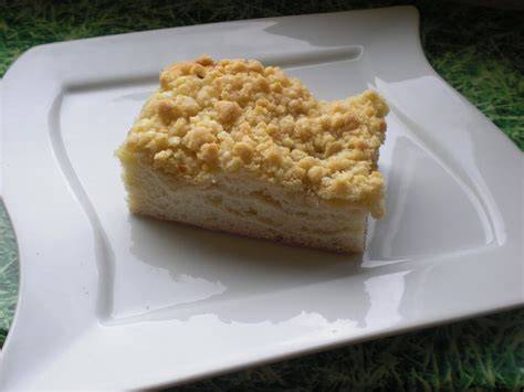 frischer Zitronen-Streuselkuchen auf dem Backblech