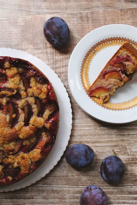 frischer Zwetschgenkuchen ohne Streusel auf einem Holzbrett
