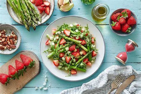 frischer grüner Spargelsalat mit Honig-Senf-Dressing und Pinienkernen