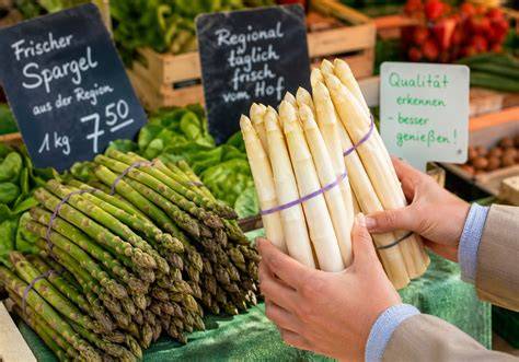 frischer grüner spargel auf dem markt