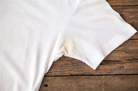 frischer schokofleck auf weißem t-shirt