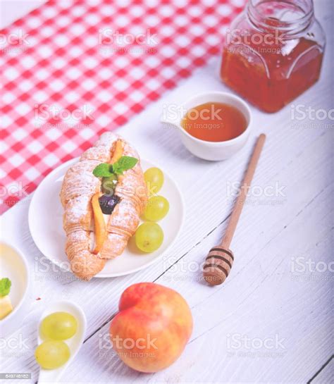 frisches Croissant mit Marmelade