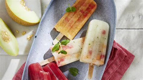 frisches Meloneneis am Stiel