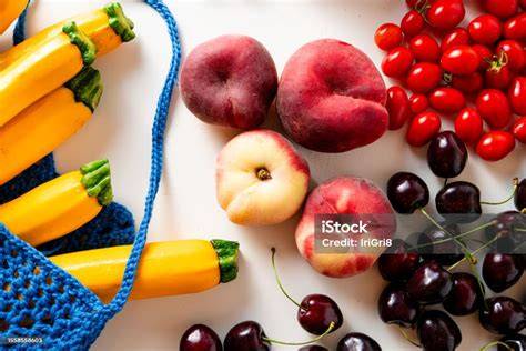 frisches Obst und Marmeladengläser auf einer Küchenzeile