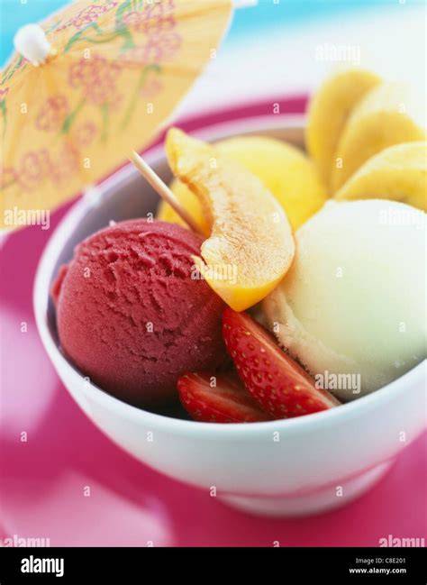 frisches Sorbet in Schale mit Früchten und Kräutern