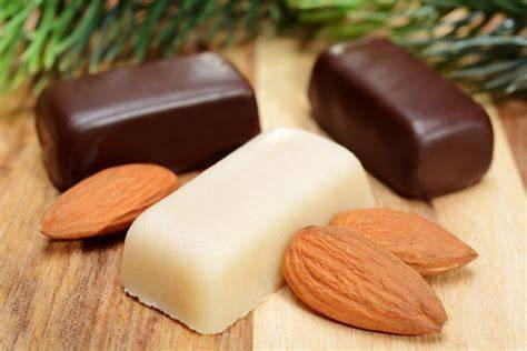 frisches selbstgemachtes marzipan auf holzbrett
