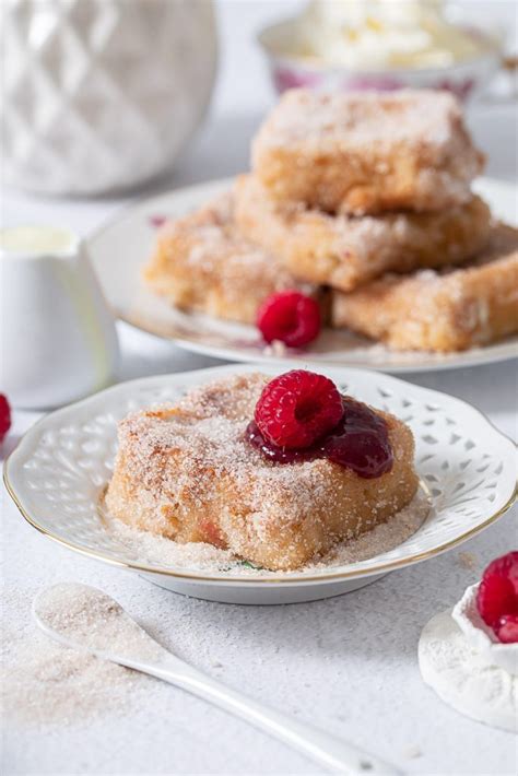 frittierte Milch auf Teller mit Zimtzucker
