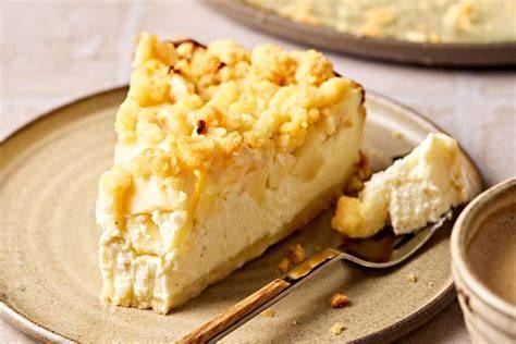 fruchtige Äpfel, cremige Pudding-Quark-Füllung und Streusel auf einem Kuchen