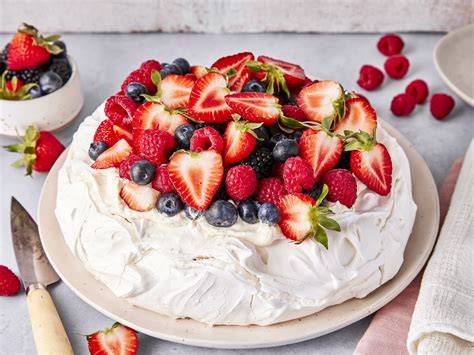 fruchtige Pavlova mit Beeren und Milch-Eis mit Erdbeeren
