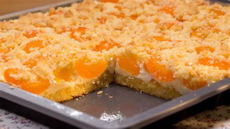 fruchtiger Blechkuchen mit Streuseln