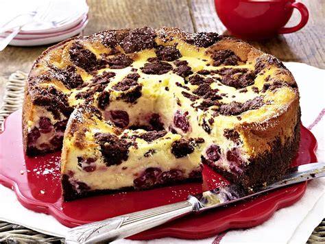 fruchtiger Kuchen mit Eierlikör und Kirschen auf einer Kaffeetafel