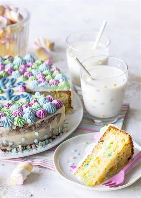 funfetti zitronen torte: bunte krümel im teig, pastell-deko und schokoladen-schriftzug