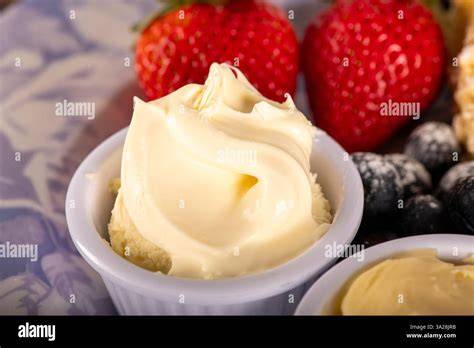 ganache und Schlagsahne in Schüssel