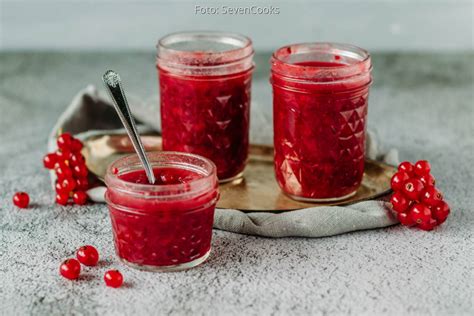geöffnetes Glas schwarze Johannisbeer Konfitüre ohne Gelierzucker