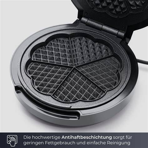 geöffnetes Waffeleisen mit frisch gebackener Herzwaffel
