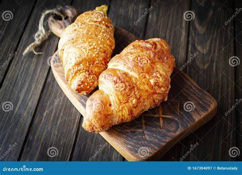 gebackene croissants auf holzbrett