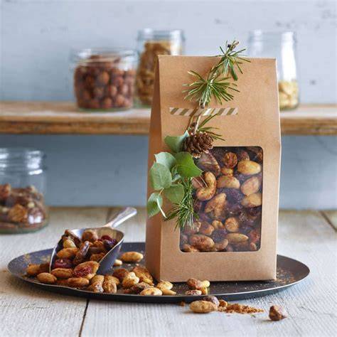 gebannte Nüsse in Einmachgläsern als Geschenk