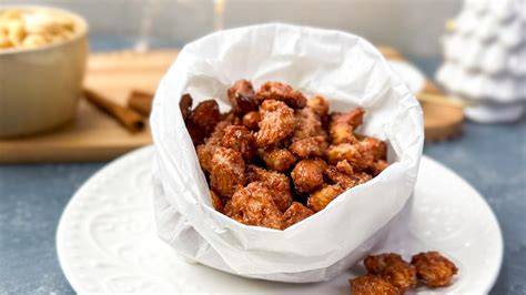gebrannte cashewkerne auf backpapier, nahaufnahme