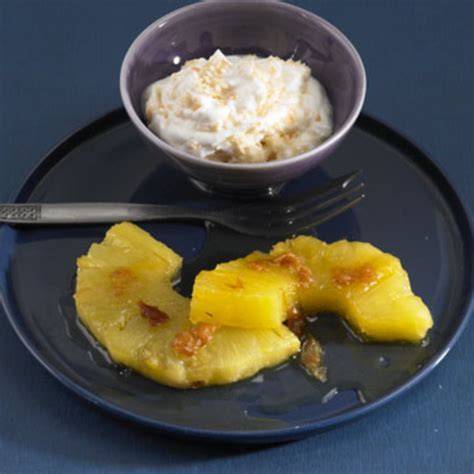 gebratene Ananas mit Joghurt und Nüssen im Glas