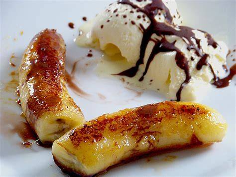 gebratene Bananen mit Honig und Vanilleeis