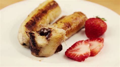 gebratene nutella bananen auf teller