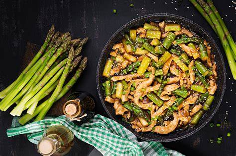gebratener-gruener-spargel-mit-honig-und-chili